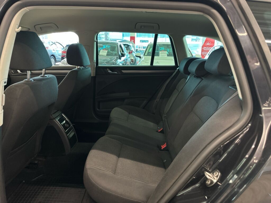 Skoda Superb 2012 Musta