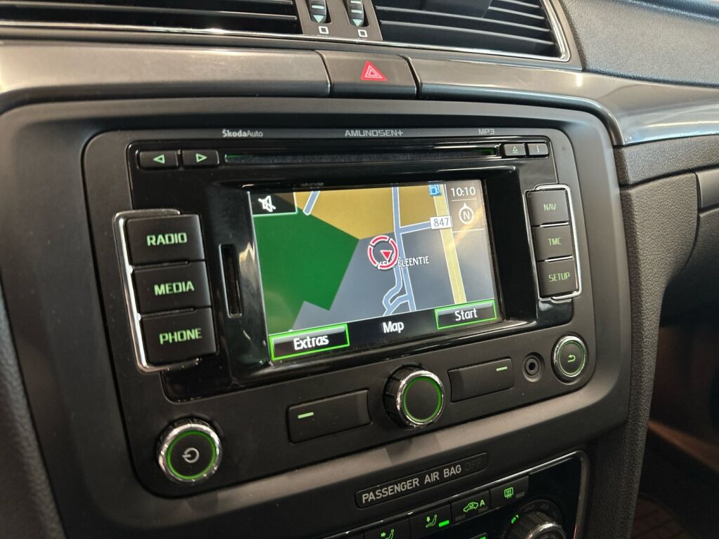 Skoda Superb 2012 Musta