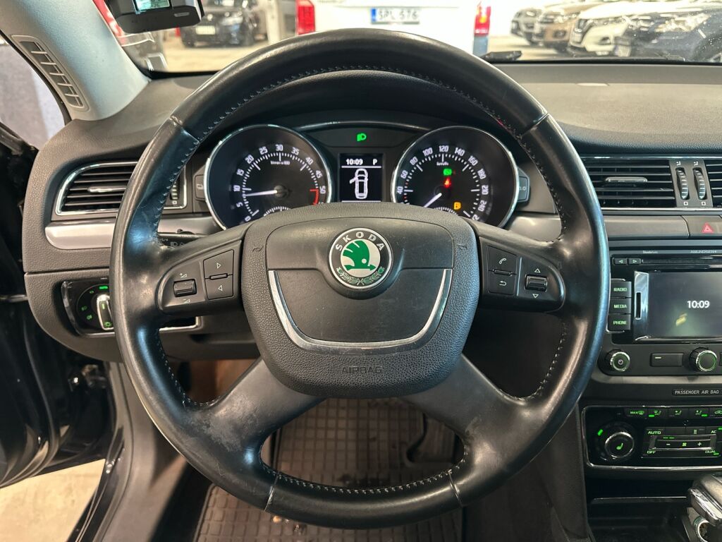 Skoda Superb 2012 Musta