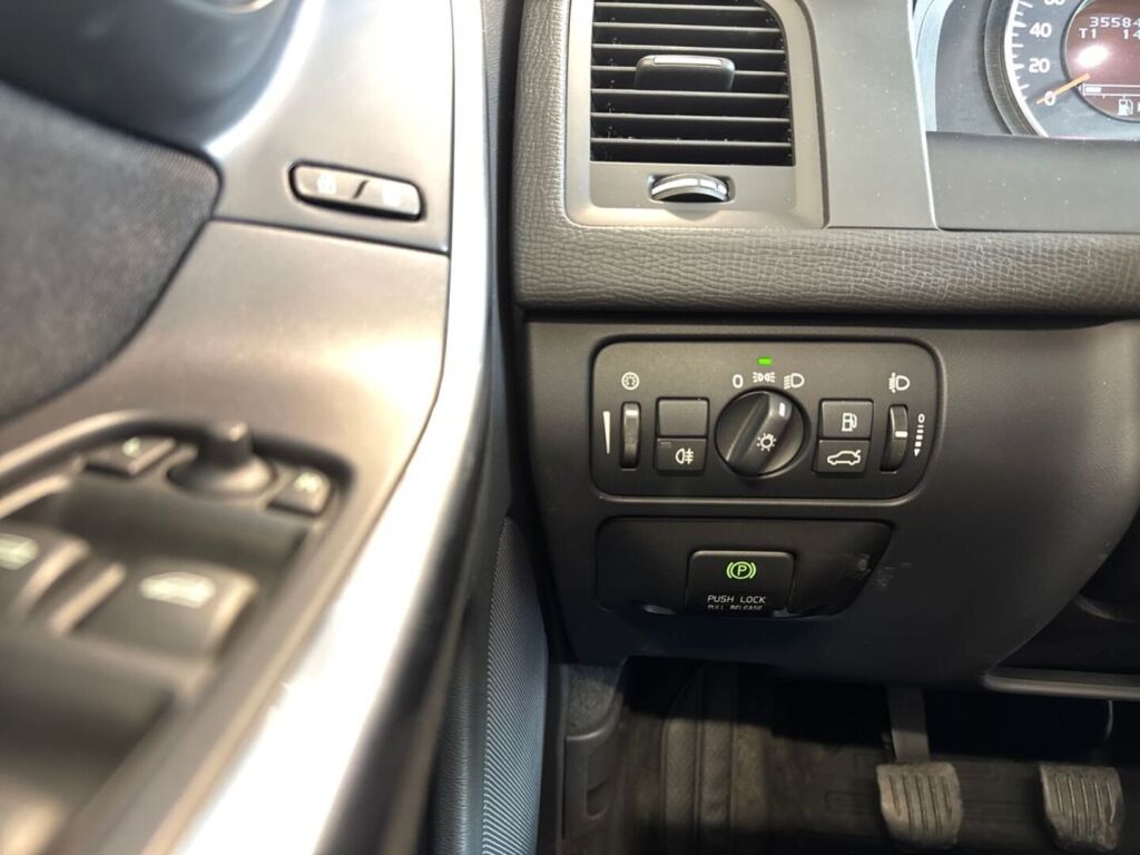 Volvo XC60 2012 Musta