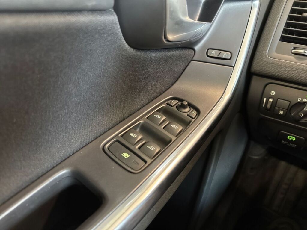 Volvo XC60 2012 Musta