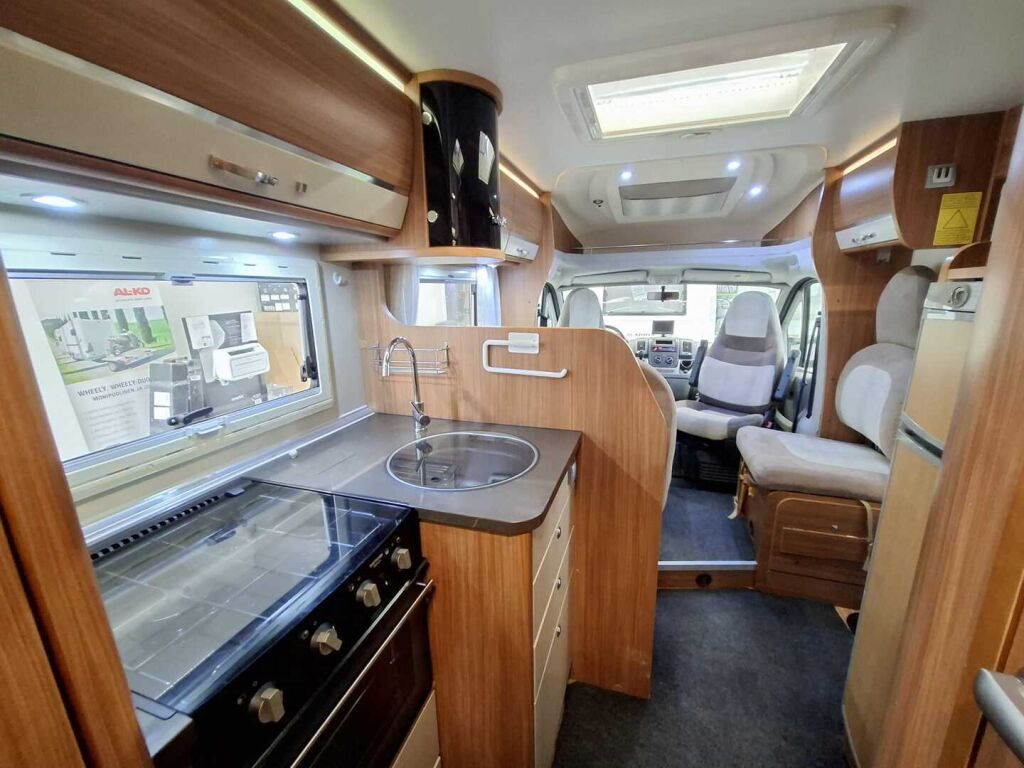 Adria Coral Plus 670 SL 2012 Valkoinen