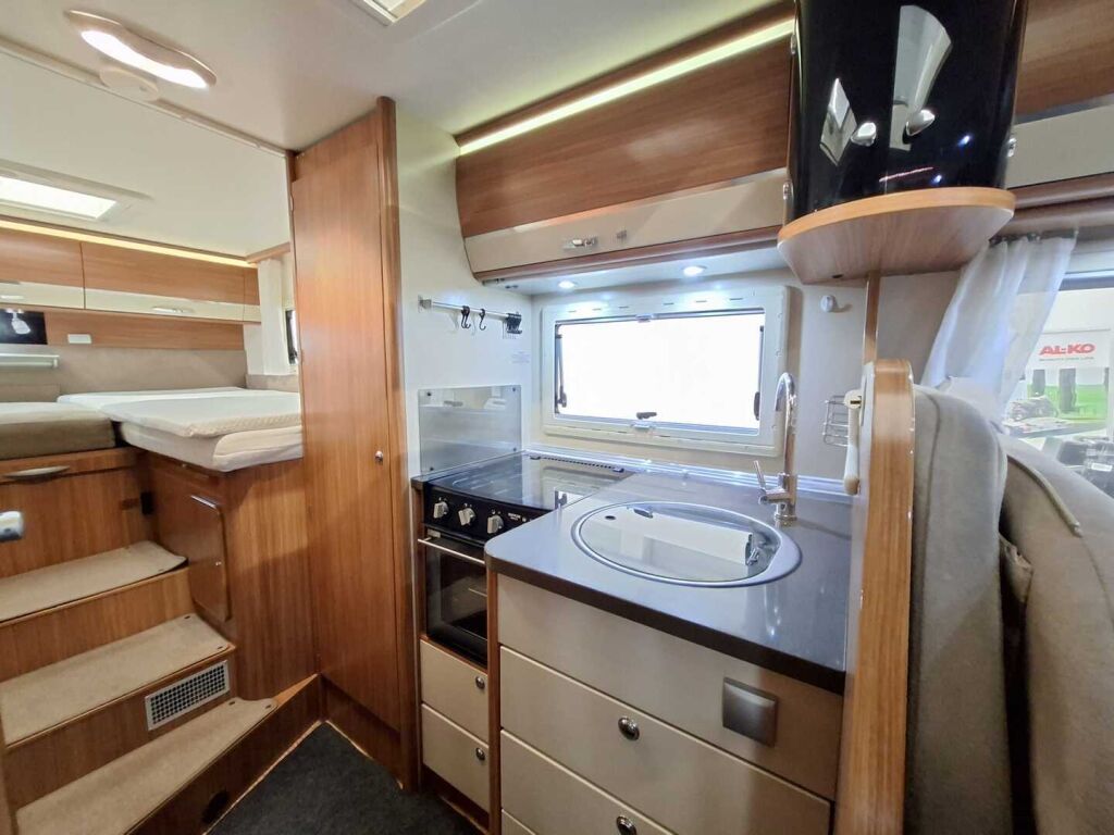 Adria Coral Plus 670 SL 2012 Valkoinen