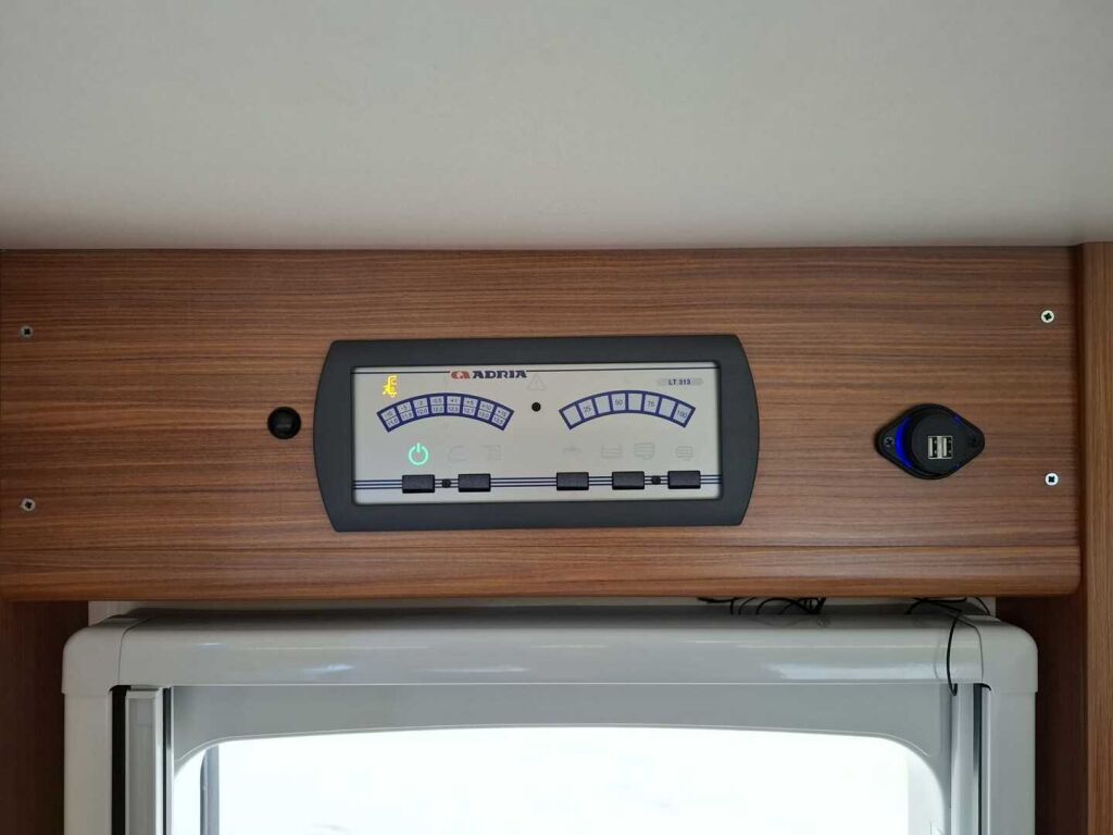 Adria Coral Plus 670 SL 2012 Valkoinen