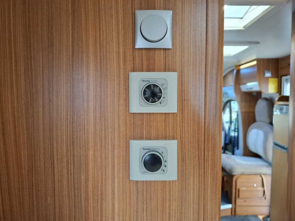 Adria Coral Plus 670 SL 2012 Valkoinen