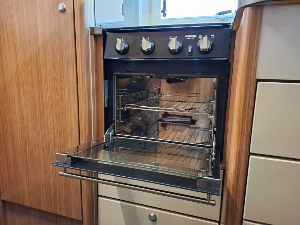 Adria Coral Plus 670 SL 2012 Valkoinen