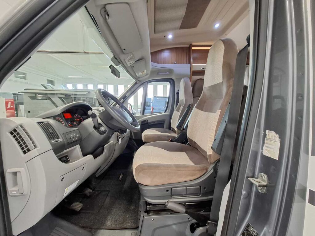 Adria Coral Plus 670 SL 2012 Valkoinen