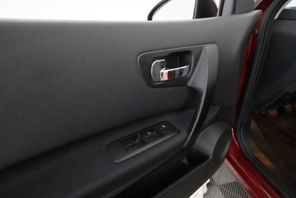 Nissan Qashqai 2012 Punainen