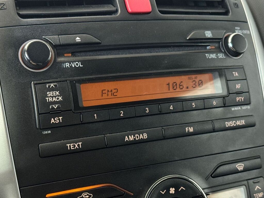 Toyota Auris 2012 Punainen