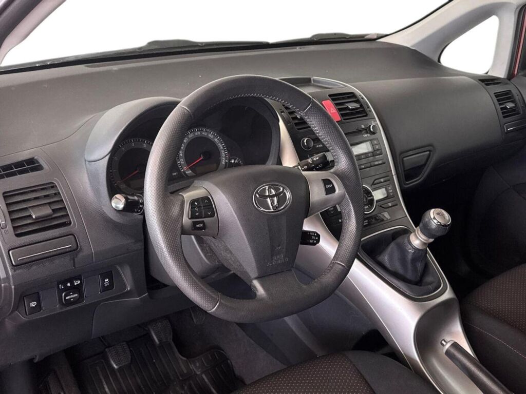 Toyota Auris 2012 Punainen