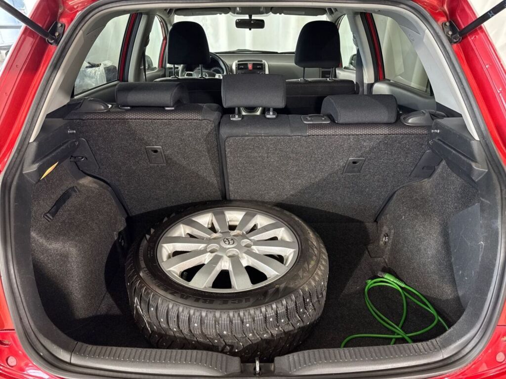 Toyota Auris 2012 Punainen