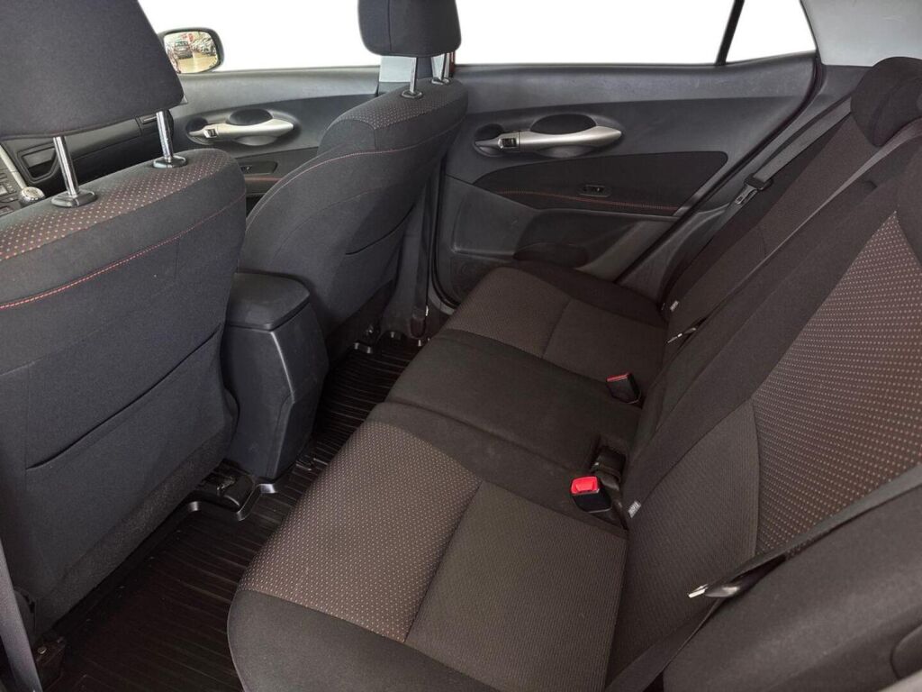 Toyota Auris 2012 Punainen