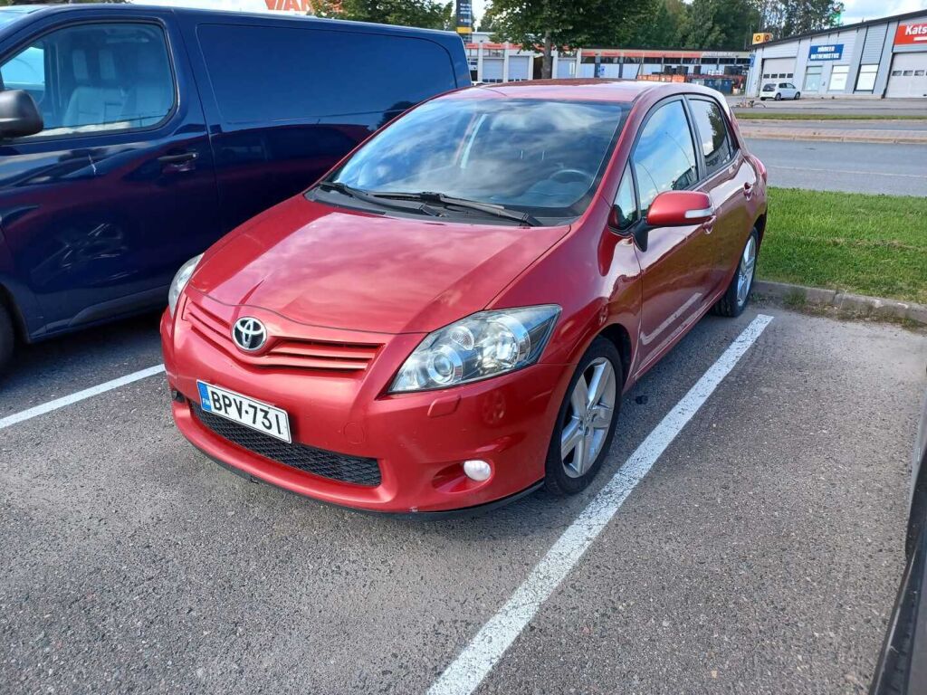 Toyota Auris 2012 Punainen