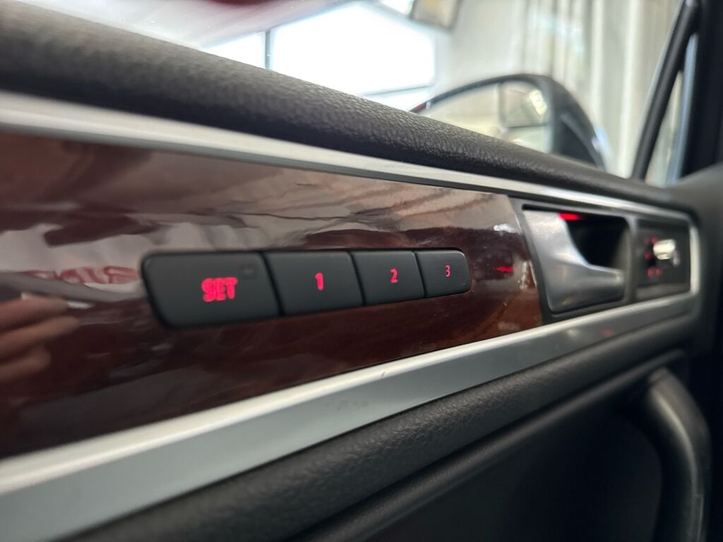 Volkswagen Touareg 2011 Musta