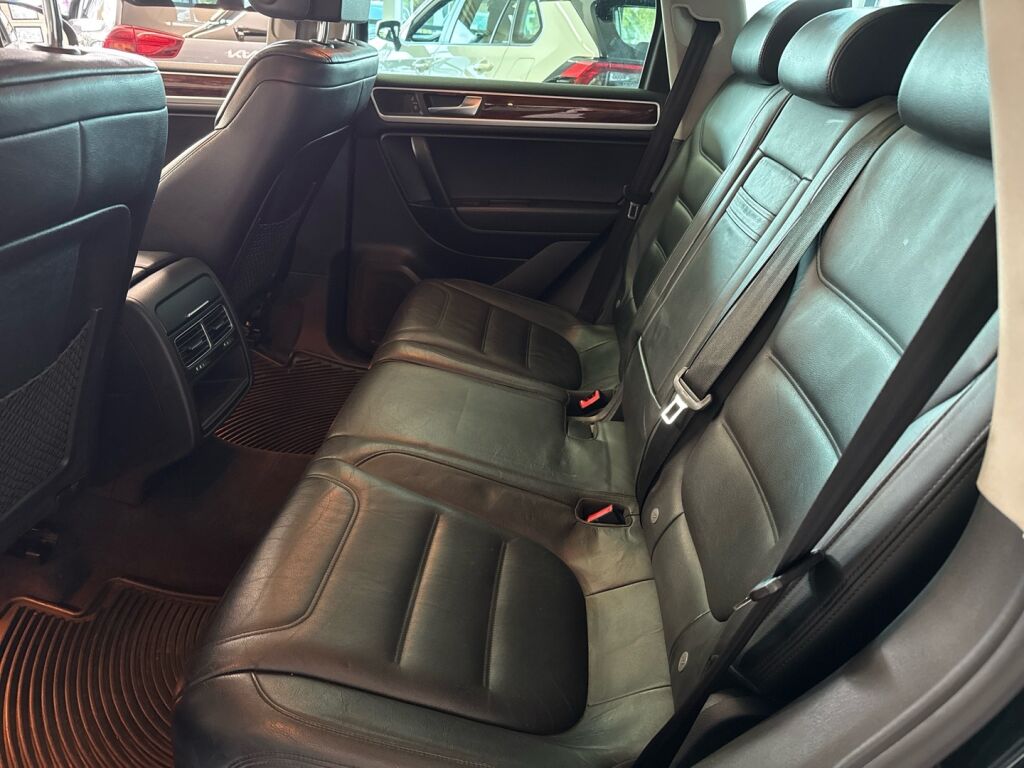 Volkswagen Touareg 2011 Musta