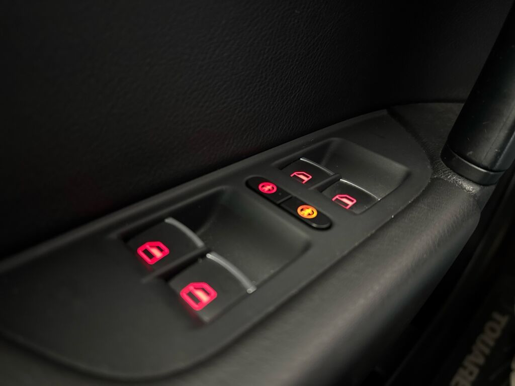 Volkswagen Touareg 2011 Musta