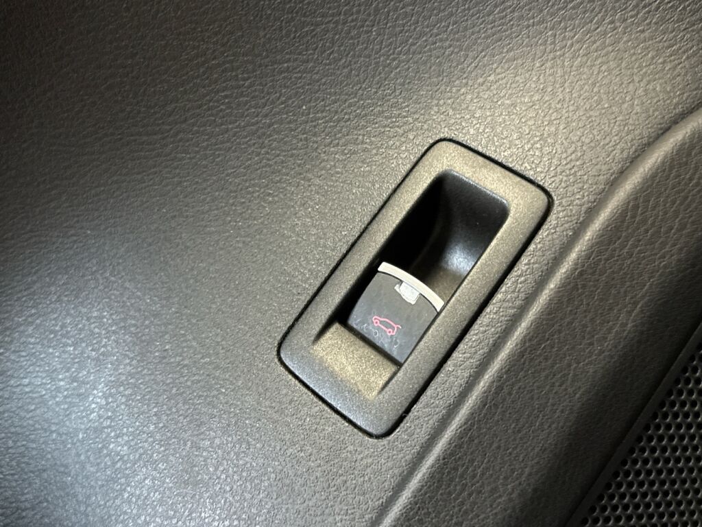 Volkswagen Touareg 2011 Musta