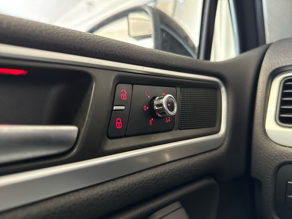 Volkswagen Touareg 2011 Musta