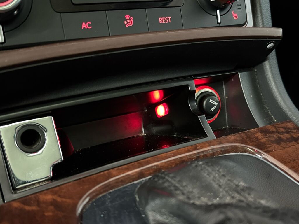 Volkswagen Touareg 2011 Musta