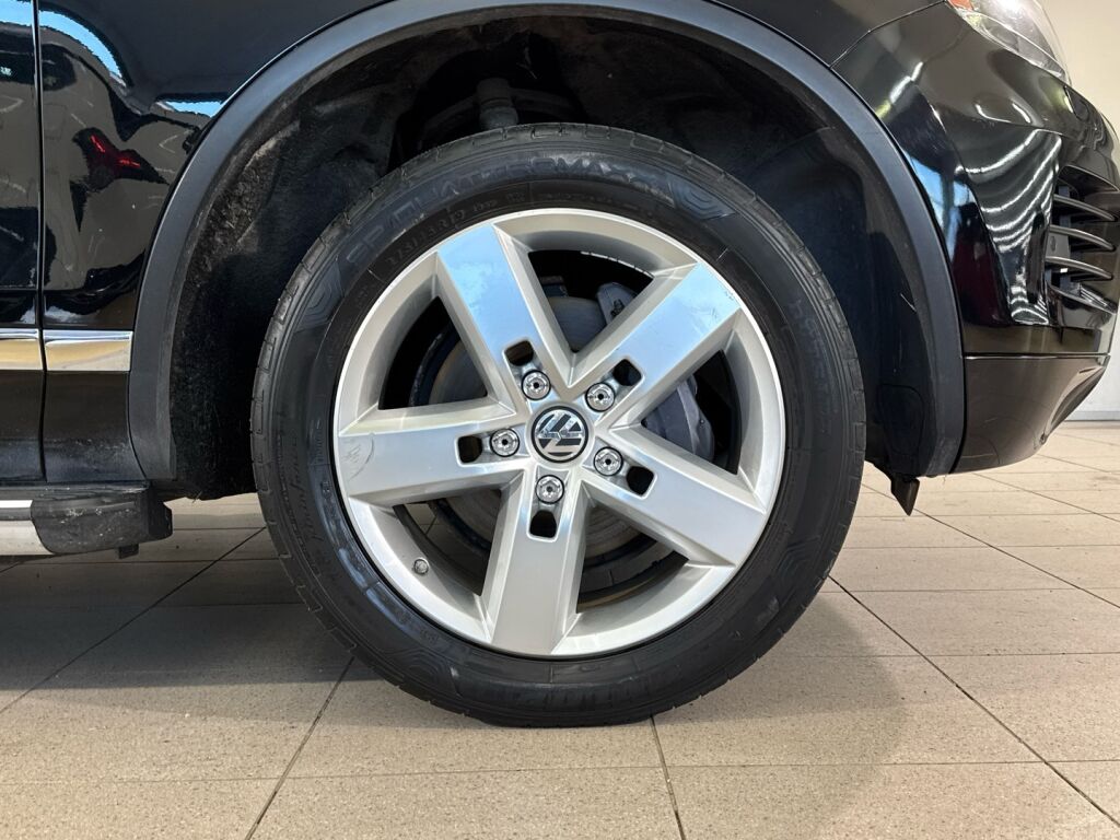 Volkswagen Touareg 2011 Musta