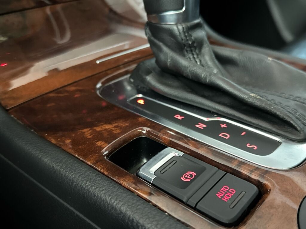 Volkswagen Touareg 2011 Musta