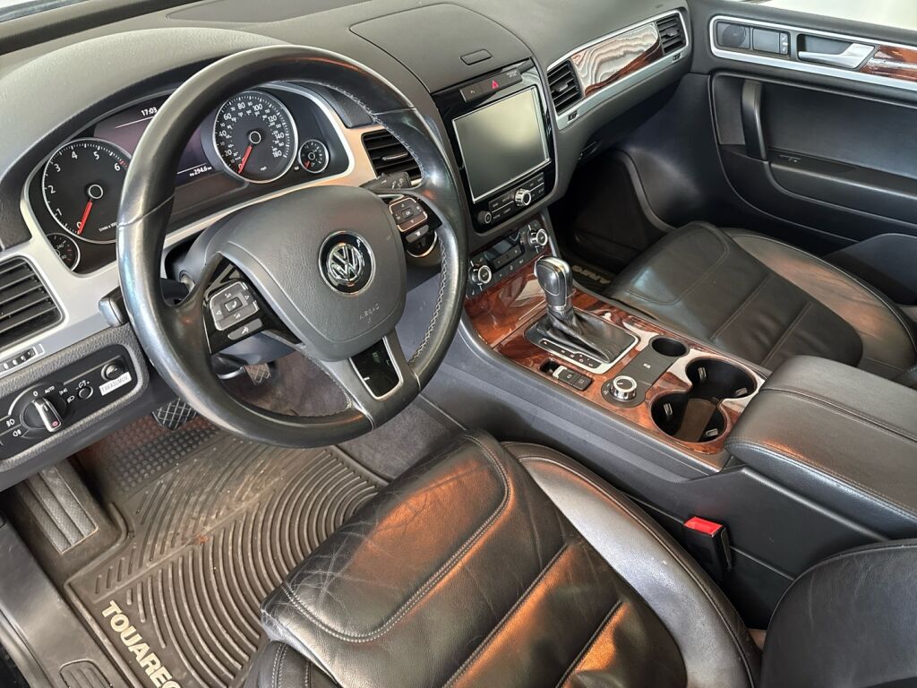 Volkswagen Touareg 2011 Musta