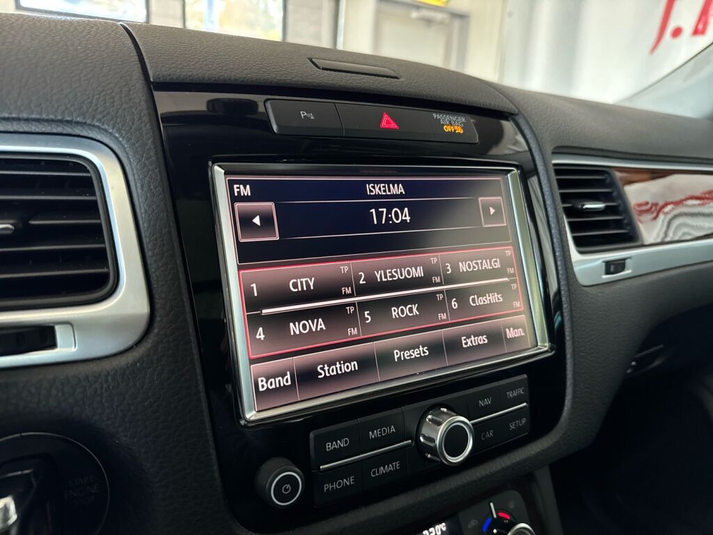 Volkswagen Touareg 2011 Musta