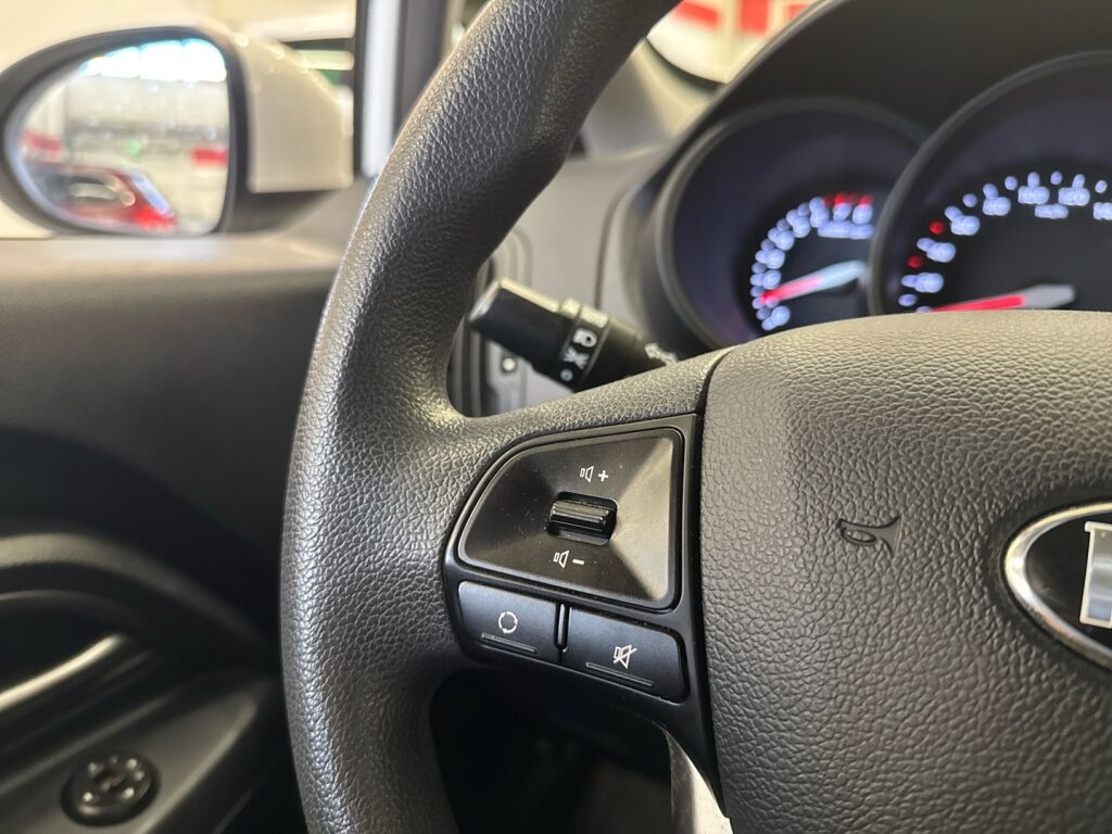 Kia Rio 2013 Valkoinen
