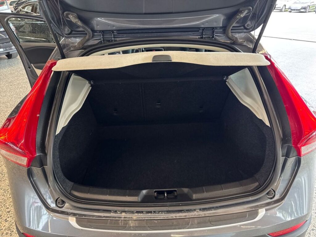 Volvo V40 Cross Country 2013 Metallinhohto Harmaa