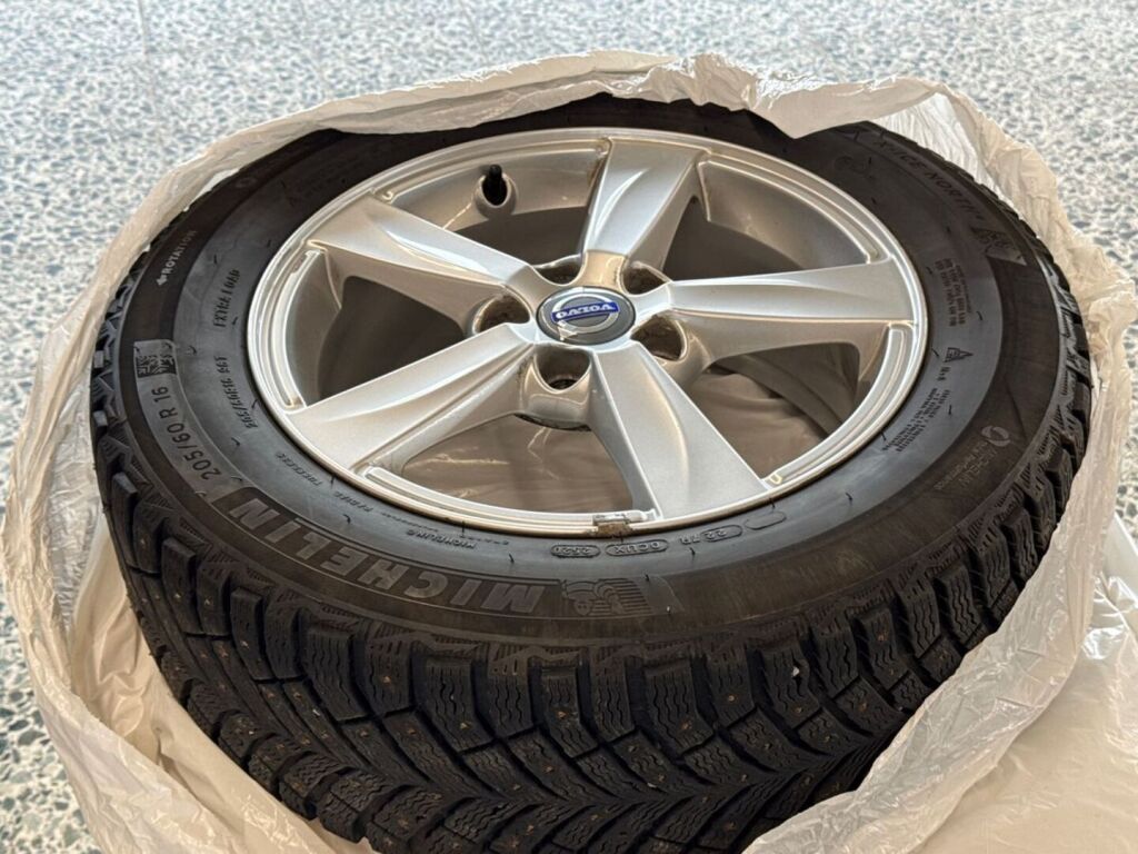 Volvo V40 Cross Country 2013 Metallinhohto Harmaa