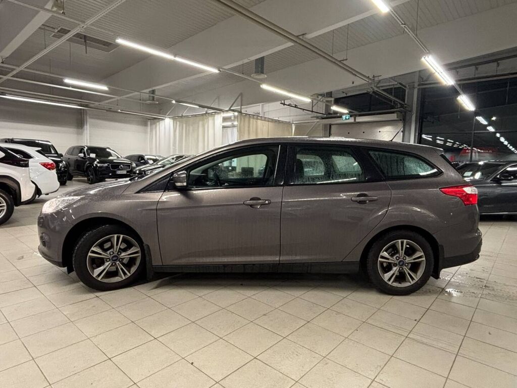 Ford Focus 2013 Ruskea (beige)