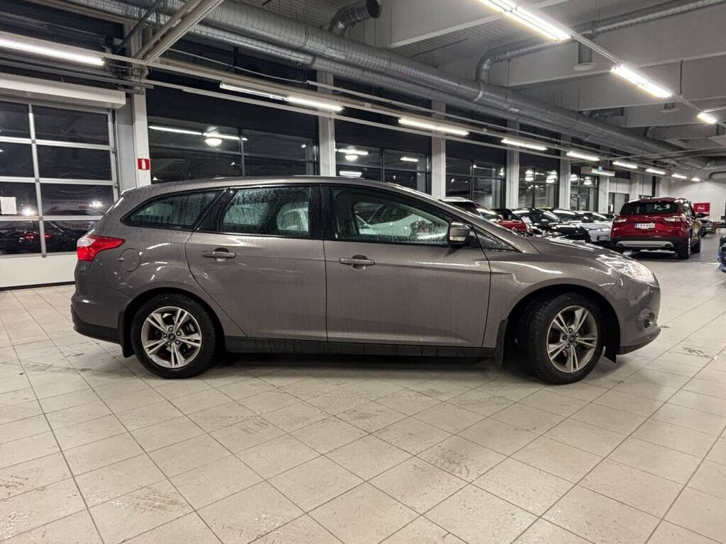 Ford Focus 2013 Ruskea (beige)