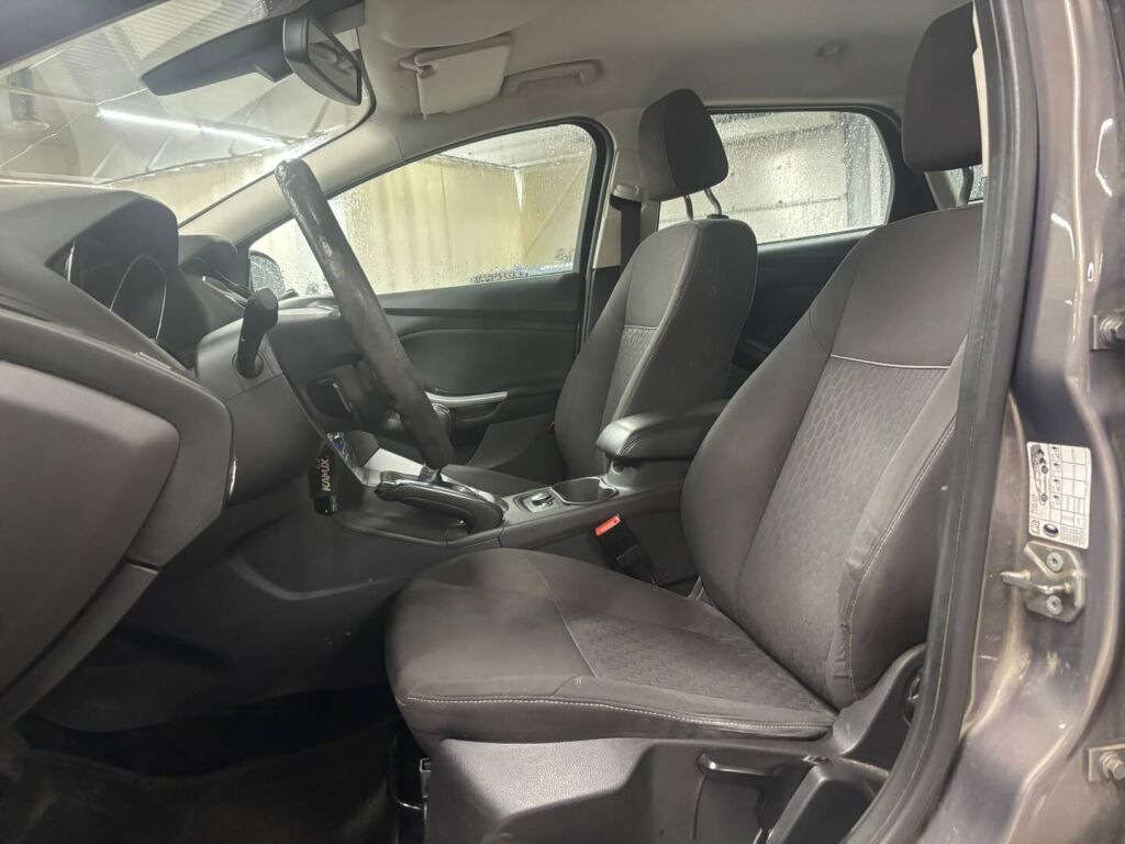 Ford Focus 2013 Ruskea (beige)