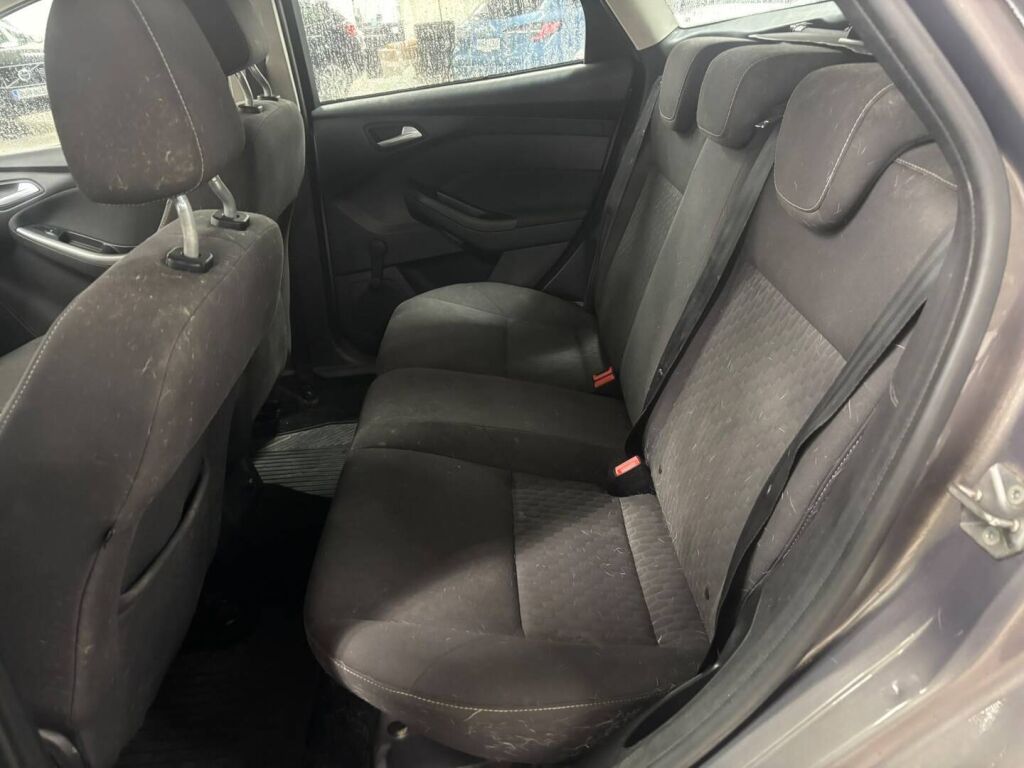 Ford Focus 2013 Ruskea (beige)