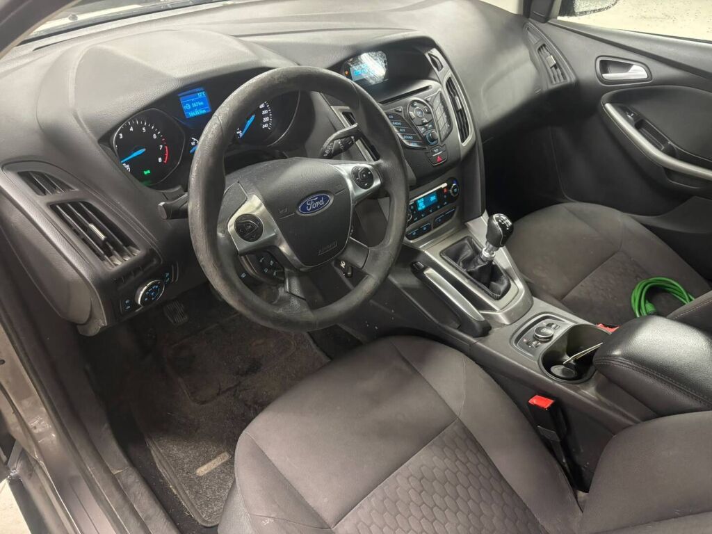 Ford Focus 2013 Ruskea (beige)