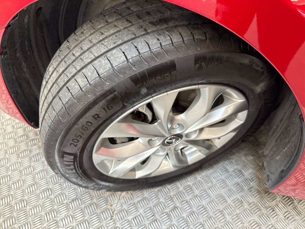 Mazda Mazda3 2014 Punainen