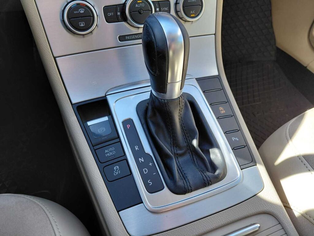 Volkswagen Passat 2014 Ruskea (beige)