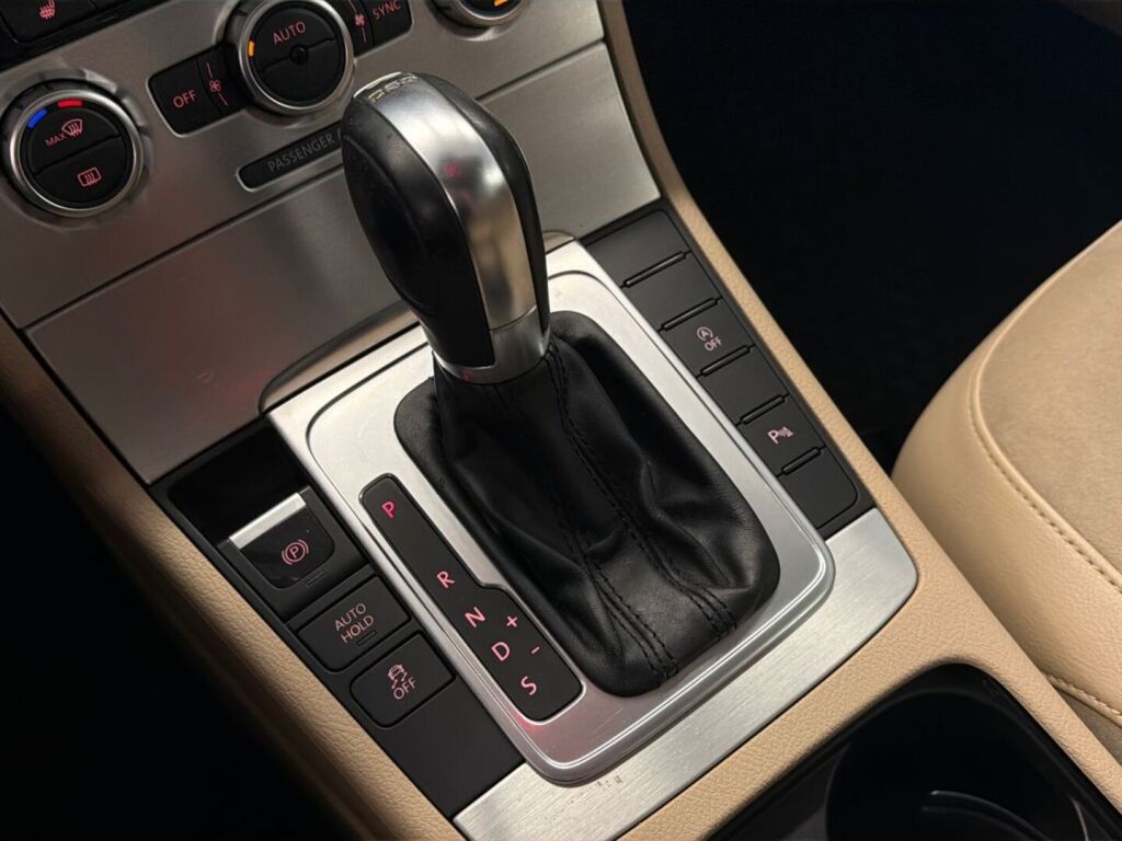 Volkswagen Passat 2014 Ruskea (beige)