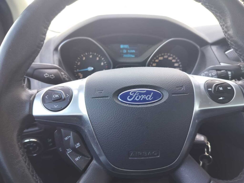 Ford Focus 2014 Punainen