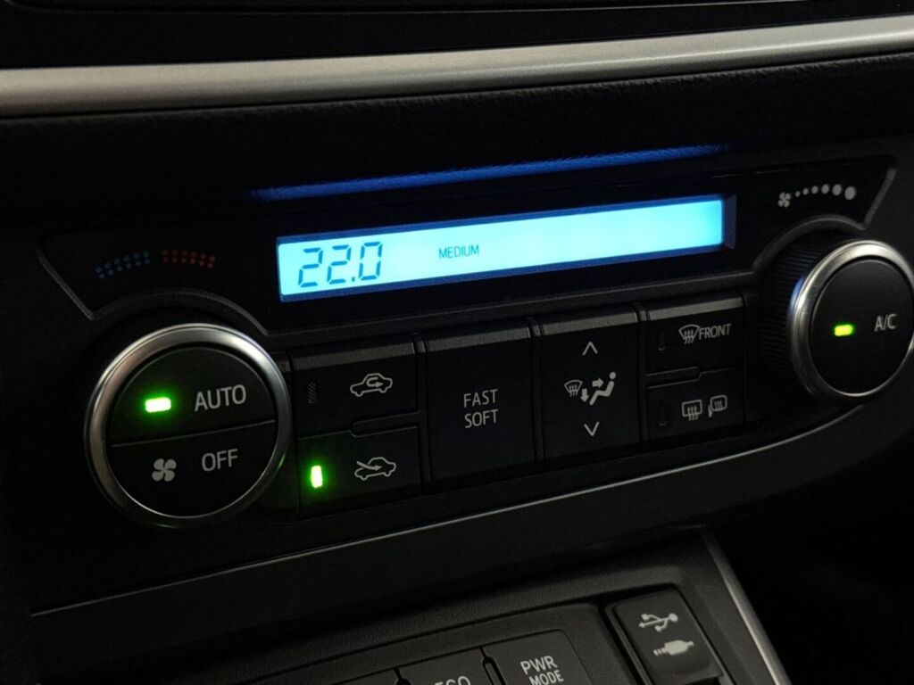 Toyota Auris 2014 Punainen