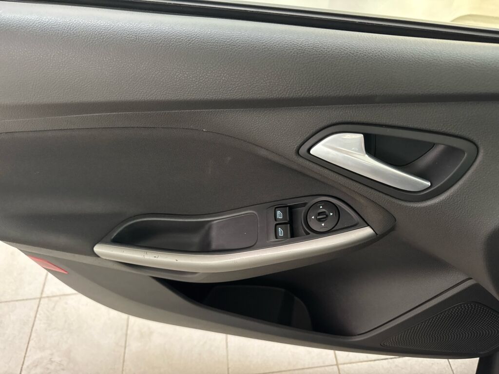 Ford Focus 2014 Harmaa