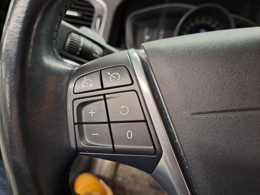 Volvo V60 2015 Musta