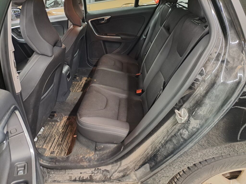 Volvo V60 2015 Musta