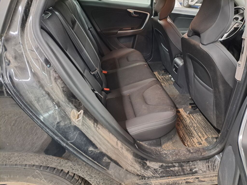 Volvo V60 2015 Musta