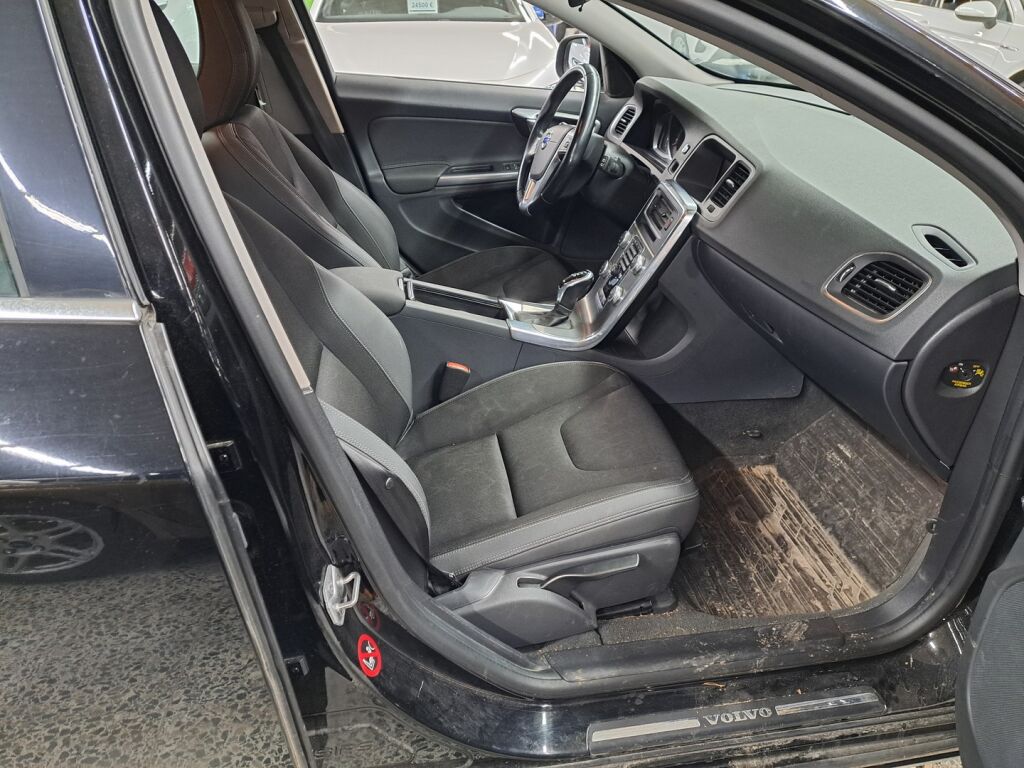 Volvo V60 2015 Musta