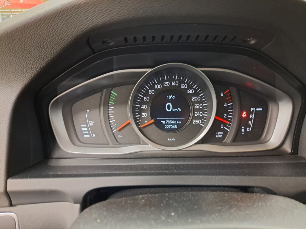 Volvo V60 2015 Musta