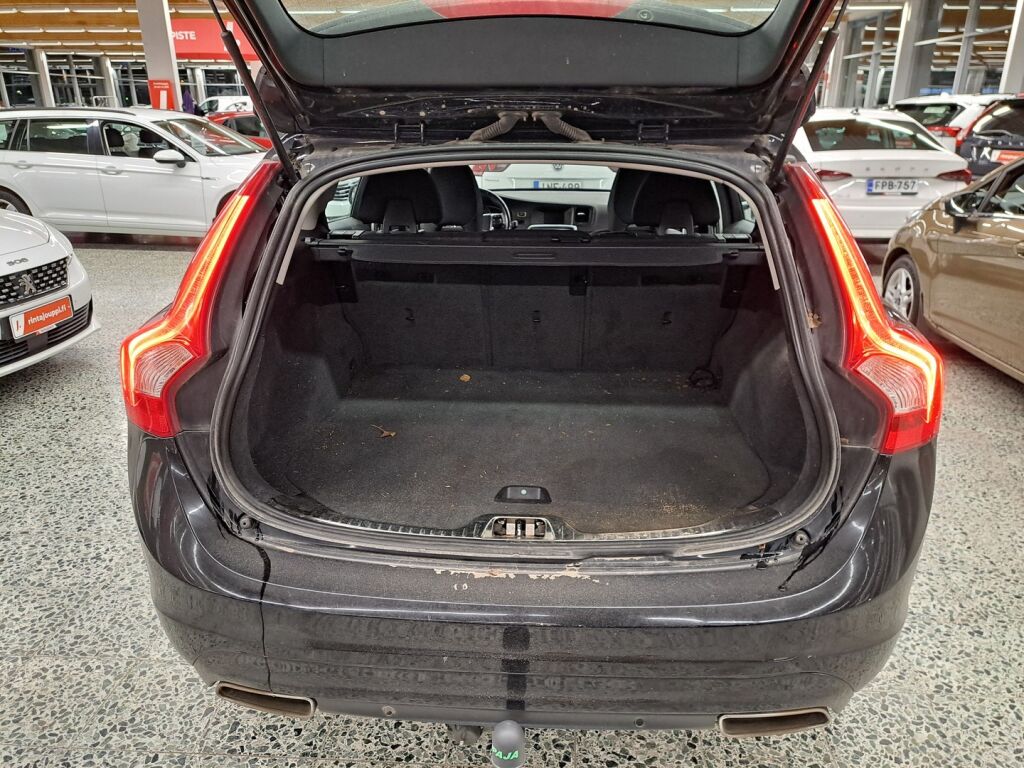 Volvo V60 2015 Musta