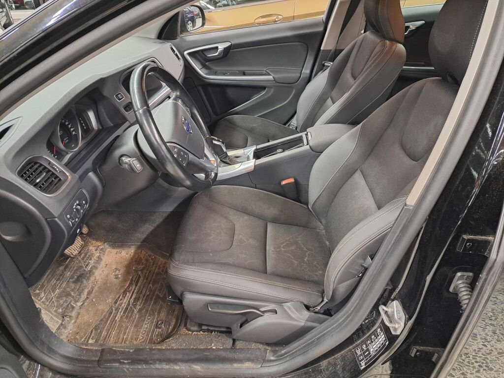 Volvo V60 2015 Musta