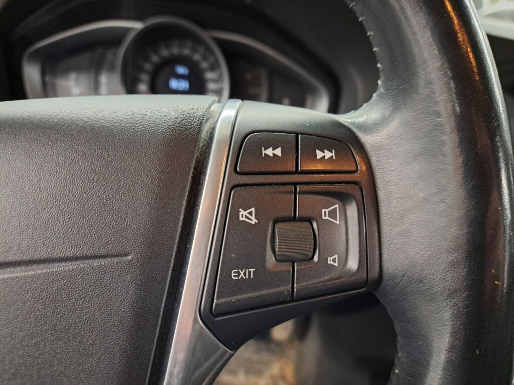 Volvo V60 2015 Musta