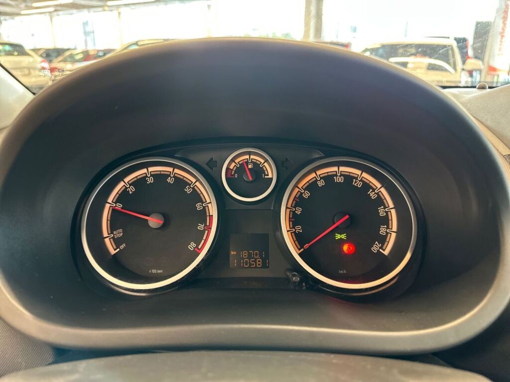 Opel Corsa 2014 Punainen